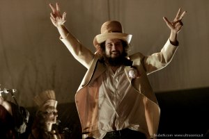 Anno 2017 » Vinicio Capossela Canzoni della Cupa + MauMau - 20-07-16 - Flower festival, Collegno (To)