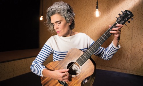 Lula Pena, l’affascinante cantante e poetessa lusitana torna al FolkClub di Torino