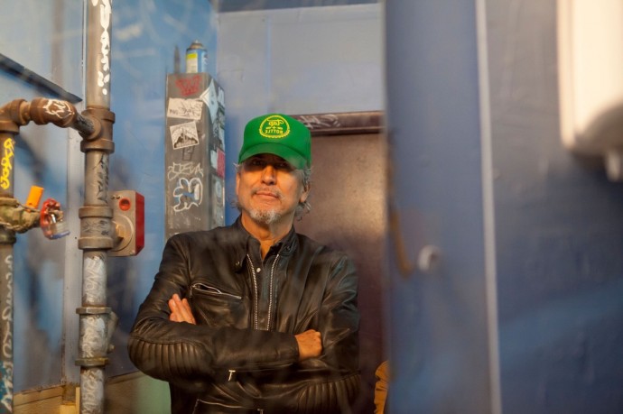 Howe Gelb, precursore del desert-rock e fondatore della band Giant Sand, in concerto in Italia per tre date con il nuovo album solista 'Gathered', pubblicato a marzo