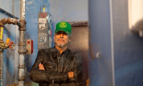 Howe Gelb, precursore del desert-rock e fondatore della band Giant Sand, in concerto in Italia per tre date con il nuovo album solista 'Gathered', pubblicato a marzo