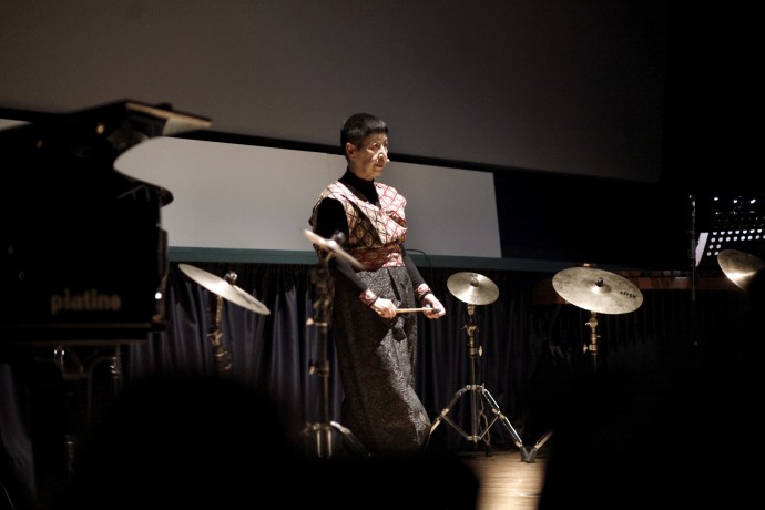 Gallery fotografica dell'affascinante concerto di Midori Takada - Cinema Massimo di Torino