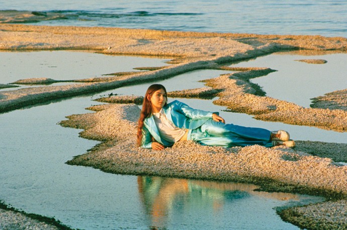 Weyes Blood - Tour in italia a giugno per la cantautrice californiana - video di 'Seven Words' dall'album Front Row Seat To Earth  