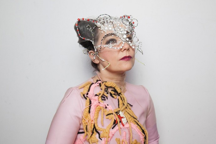 Bjork:  'Versione deconstructed' del video di “The Gate” e video di “Blissing Me”