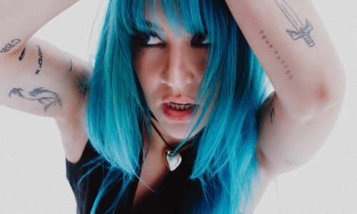 Charlotte Sands_l'artista americana, cresciuta nel segno del pop-punk, arriva in Italia in occasione del tour mondiale il 31 maggio 24 al Legend di Milano