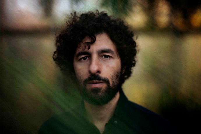 José González - Manca poco all'imperdibile concerto del cantautore svedese previsto per mercoledì 3 agosto alla Corte degli Agostiniani di Rimini.