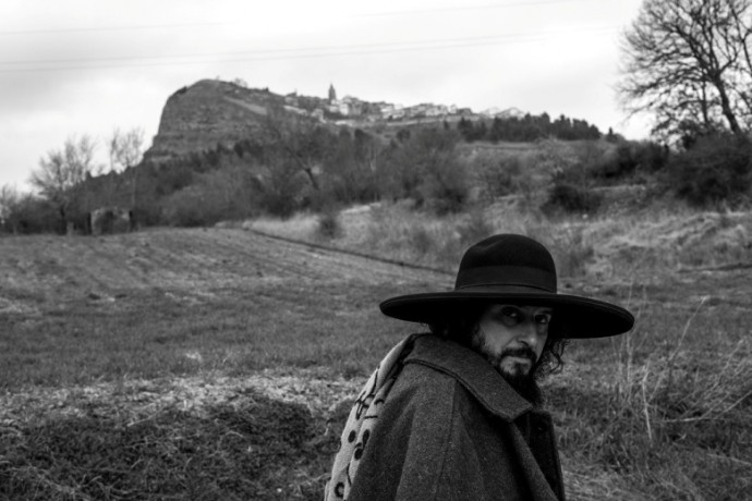 COLLISIONI annuncia il concerto VINICIO CAPOSSELA NEL PAESE DEI COPPOLONI STILL ALIVE - 17 luglio Barolo