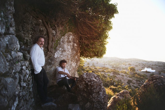 Xylouris/White, il duo piu' potente del folk internazionale allo sponz fest per un grande concerto all'alba il 23 agosto.